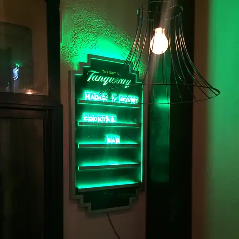 שלט עבור Tanqueray