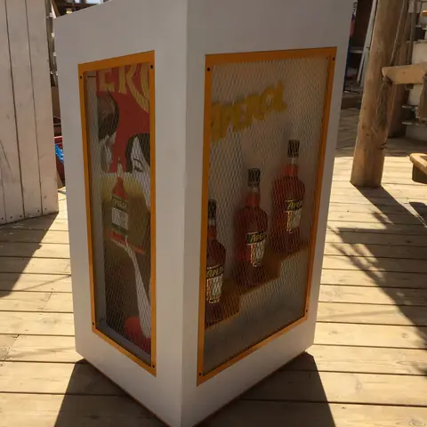 דיילת עבור Aperol
