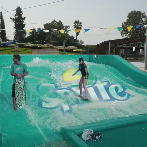 בריכת גלים של Sprite